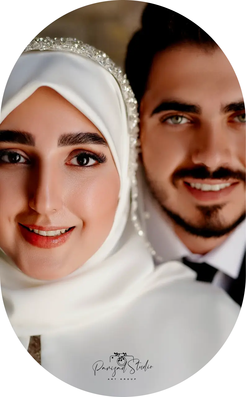 مدل عروس و داماد آتلیه مذهبی عروس محجبه جلو تر از داماد مذهبی و روبه دوربین