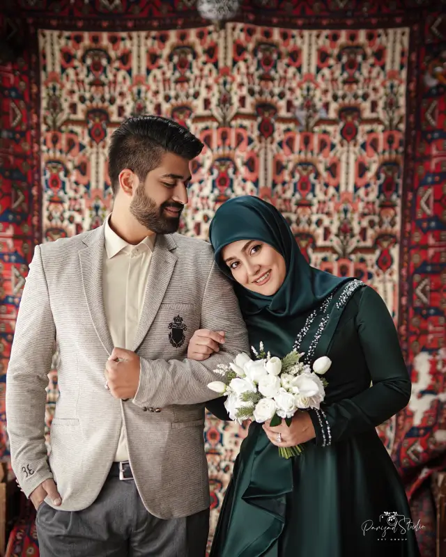 عروس محجبه سر بر شانه داماد در فرمالیته